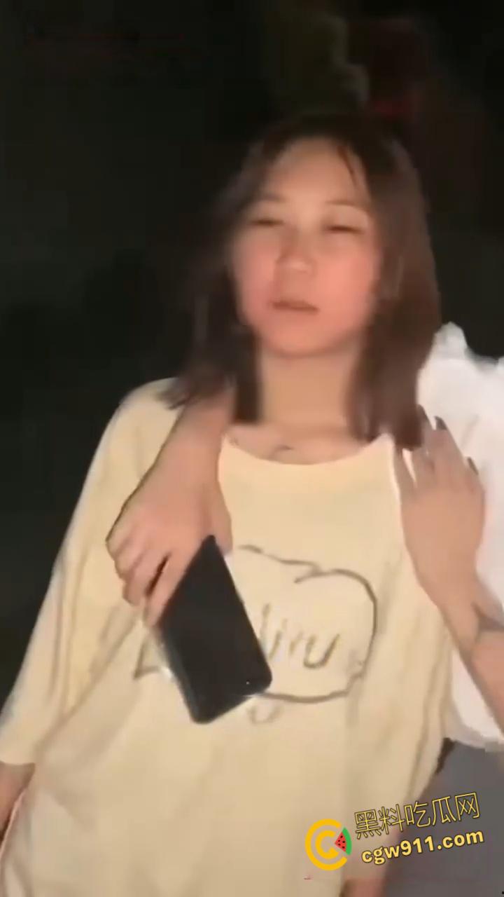 抖音网红【夜巴黎】直播曝出猛料,困困XD曾尿打K失禁,土豆黎网上立人设私下霸凌,三姐妹瓜多到根本吃不完!