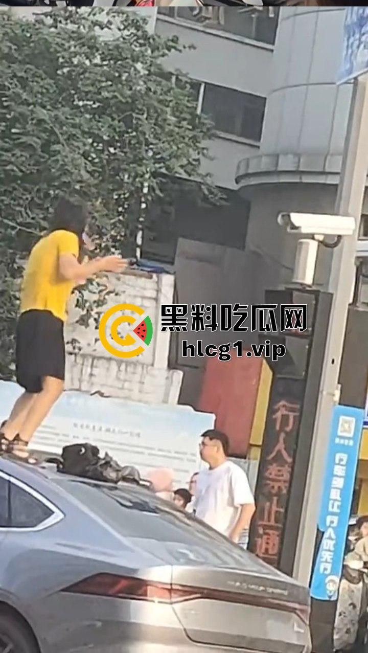 女子跳上等红灯的车顶狂舞,是模仿青岛大姐还是搏出位求流量?