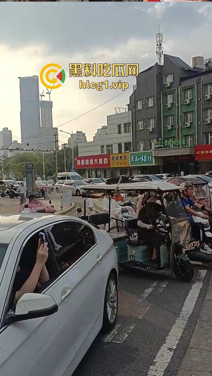 女子跳上等红灯的车顶狂舞,是模仿青岛大姐还是搏出位求流量?