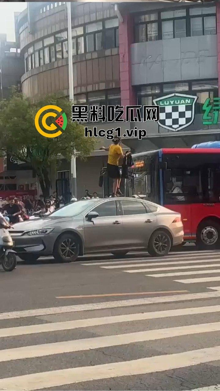 女子跳上等红灯的车顶狂舞,是模仿青岛大姐还是搏出位求流量?