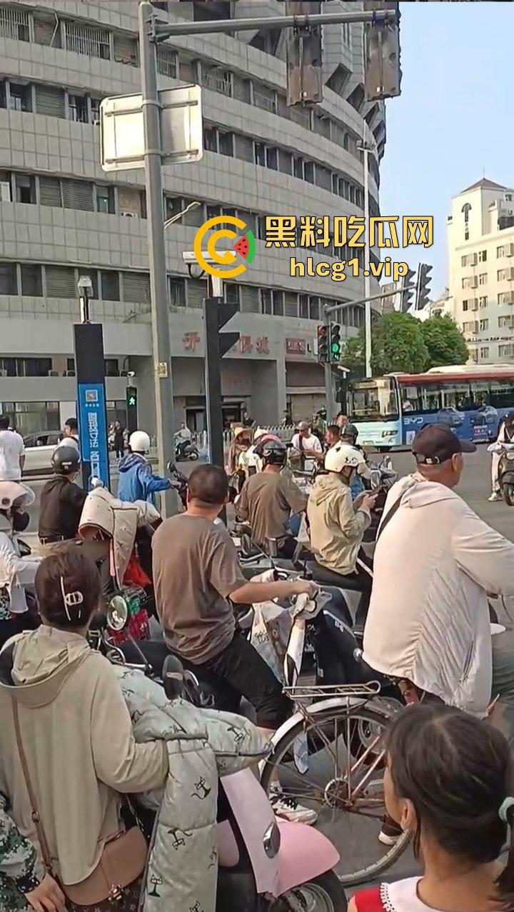女子跳上等红灯的车顶狂舞,是模仿青岛大姐还是搏出位求流量?