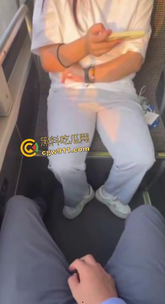 公交车惊现变态!露鸟大神对眼镜妹亮巨屌,她假装看手机实则偷录淫视频,晚上自慰有素材咯!