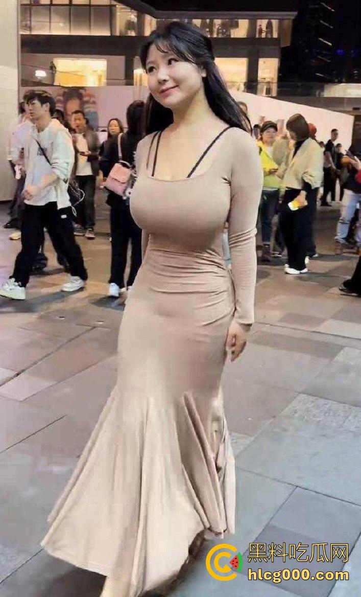 抖音巨乳网红【大漂亮NaNa】与金主1v1福利视频曝光,展示傲人巨乳,发出娇喘勾引金主,扣穴自慰反差十足!