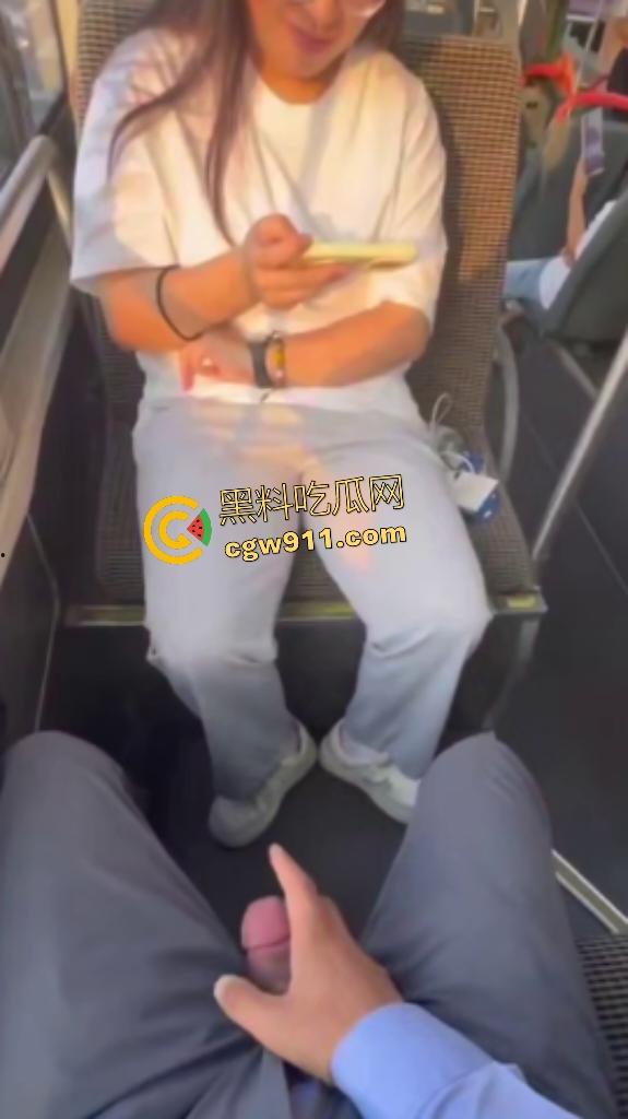 公交车惊现变态!露鸟大神对眼镜妹亮巨屌,她假装看手机实则偷录淫视频,晚上自慰有素材咯!