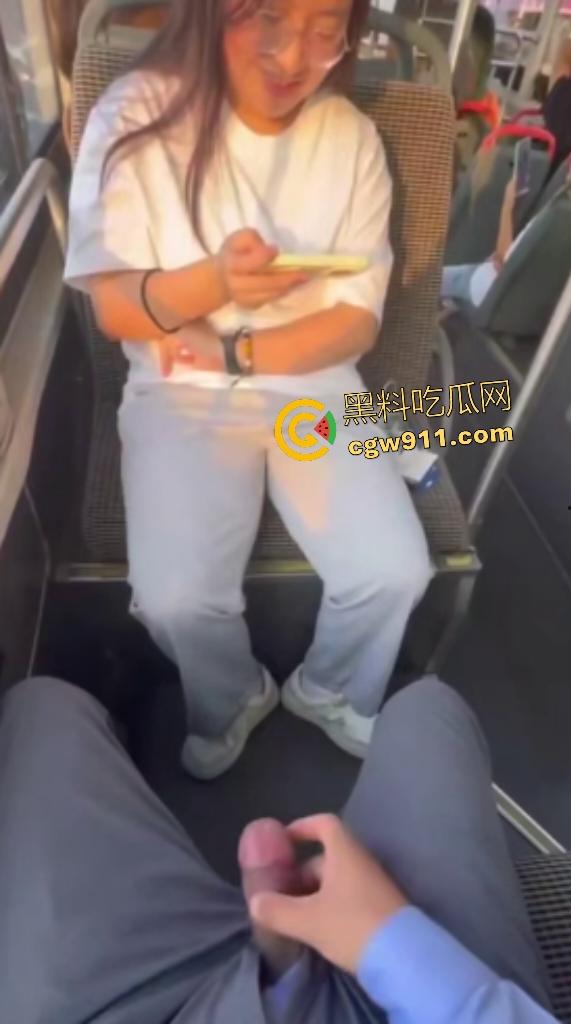 公交车惊现变态!露鸟大神对眼镜妹亮巨屌,她假装看手机实则偷录淫视频,晚上自慰有素材咯!