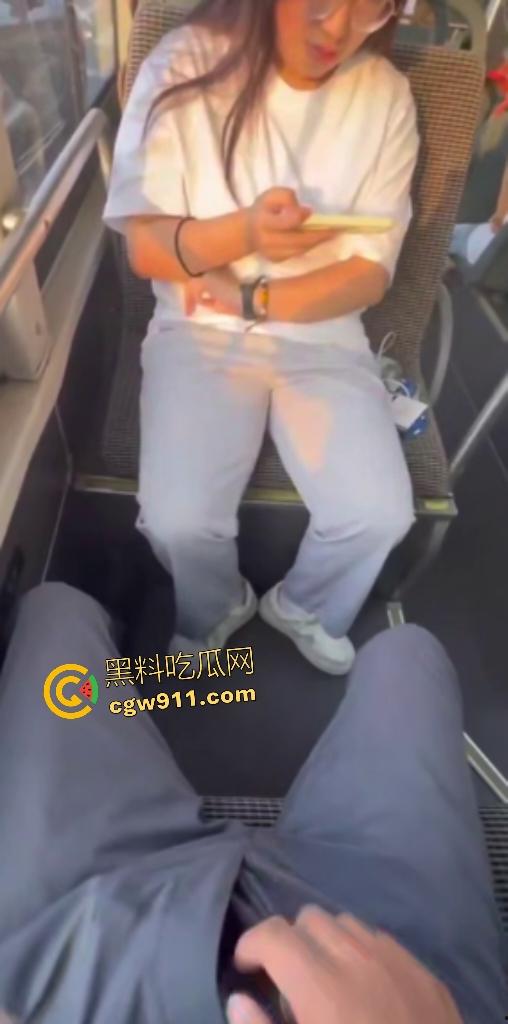 公交车惊现变态!露鸟大神对眼镜妹亮巨屌,她假装看手机实则偷录淫视频,晚上自慰有素材咯!