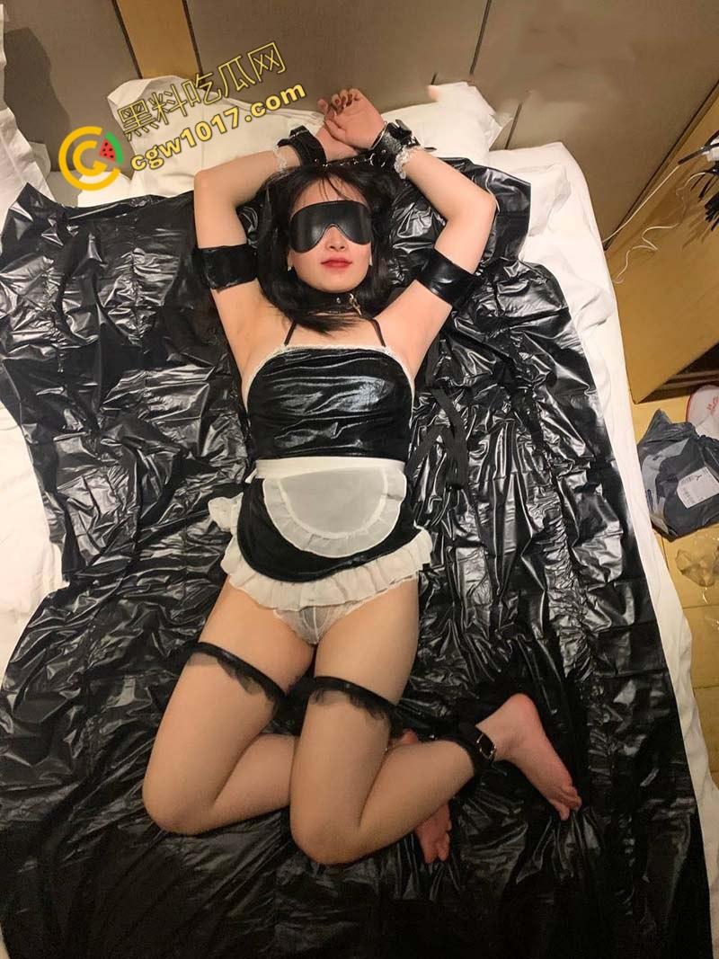 北京国企员工【邓佳佳】分手后被曝:清纯眼镜婊被前男友各种调教,粉嫩小穴被无套内射,床上淫态尽显!