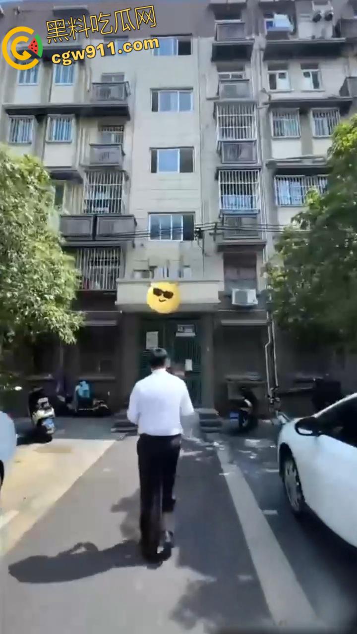 南京建邺区安民村某住宅,被房产中介发现地下室通道,建房期间正是1996年南京碎尸案,血腥味隐约飘密布水龙头!