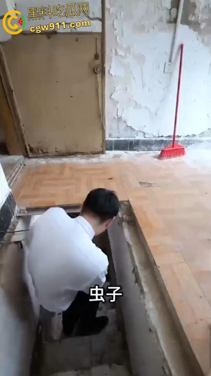 南京建邺区安民村某住宅,被房产中介发现地下室通道,建房期间正是1996年南京碎尸案,血腥味隐约飘密布水龙头!