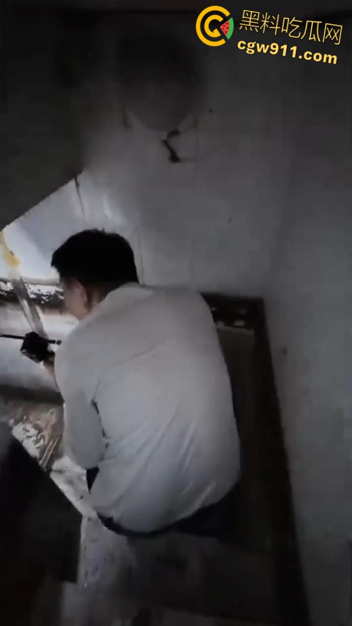 南京建邺区安民村某住宅,被房产中介发现地下室通道,建房期间正是1996年南京碎尸案,血腥味隐约飘密布水龙头!