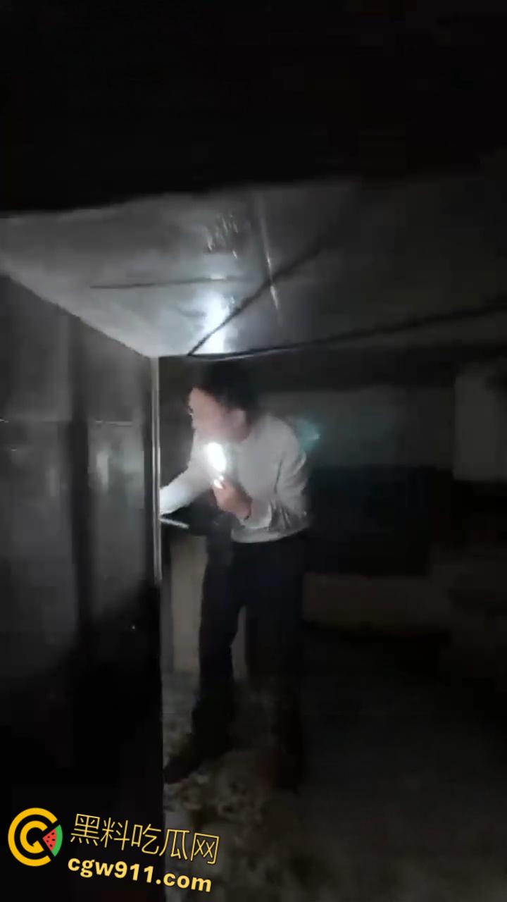 南京建邺区安民村某住宅,被房产中介发现地下室通道,建房期间正是1996年南京碎尸案,血腥味隐约飘密布水龙头!