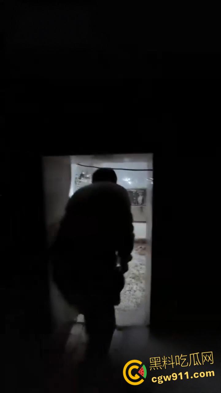 南京建邺区安民村某住宅,被房产中介发现地下室通道,建房期间正是1996年南京碎尸案,血腥味隐约飘密布水龙头!