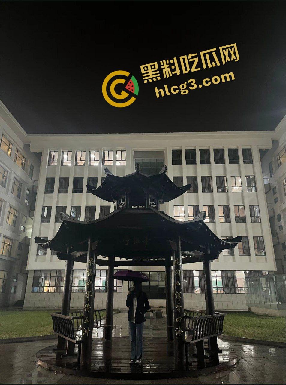 山东外事职业大学 体育生情侣夜晚凉亭激情野战做爱 抱起来猛蹬 被路人发现偷拍!