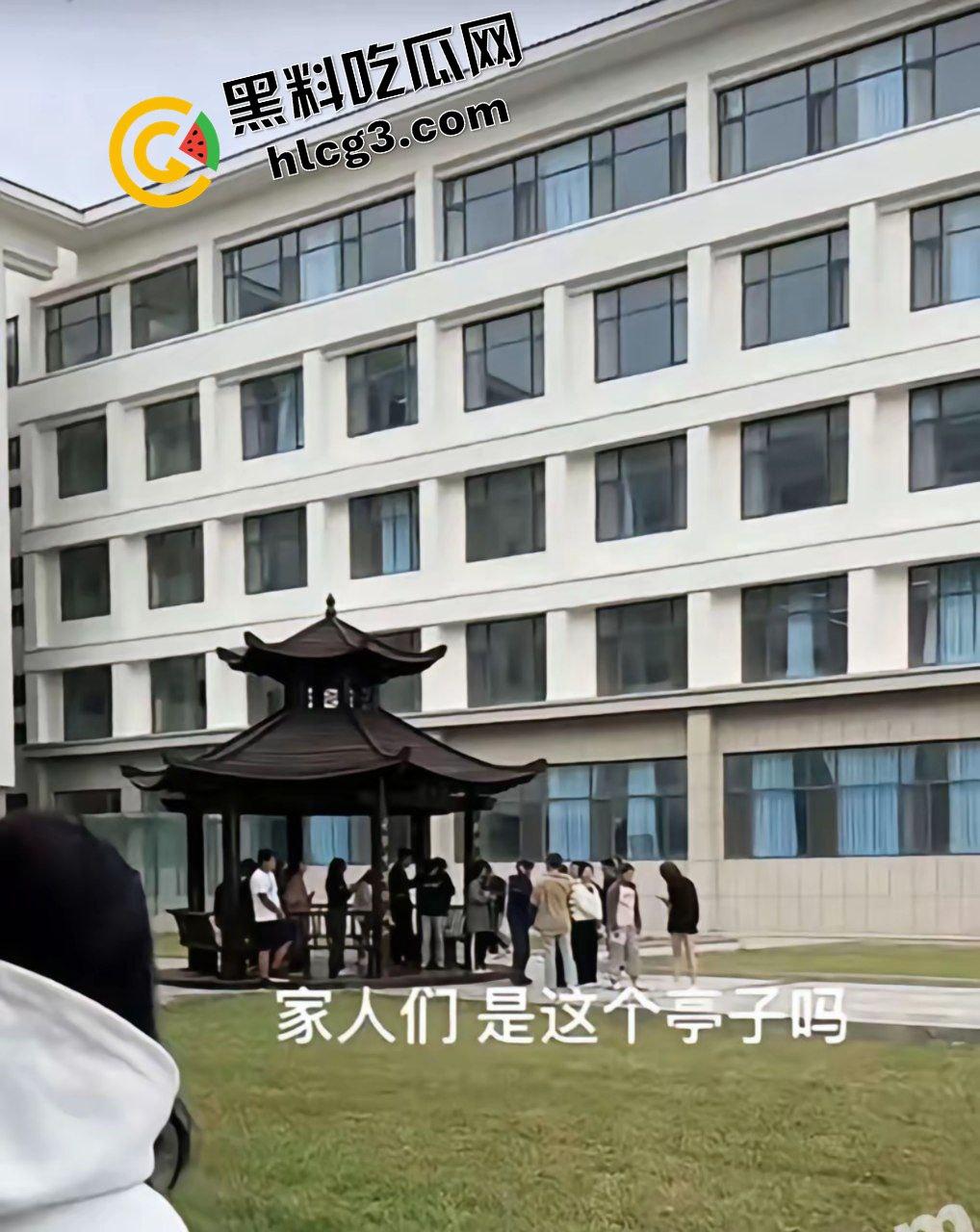 山东外事职业大学 体育生情侣夜晚凉亭激情野战做爱 抱起来猛蹬 被路人发现偷拍!