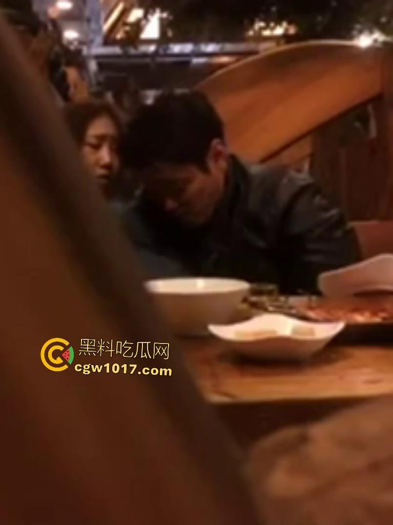 小情侣西餐厅内激情亲热被店长抓包,亲嘴摸奶后男友钻裙底直接舔逼,服务员拍肩喝止:想操去开房!