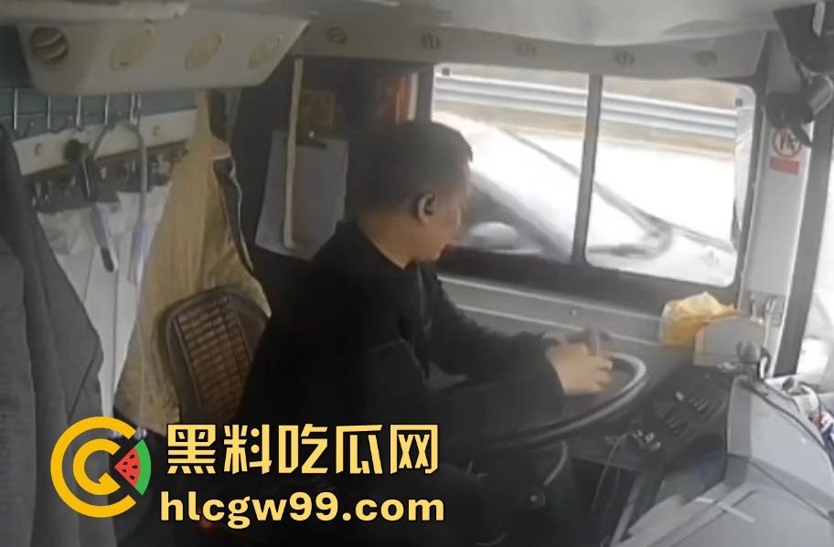 新余大巴司机分心玩脱,护栏拦不住,整车翻个底朝天,乘客经历现实版速度与激情!