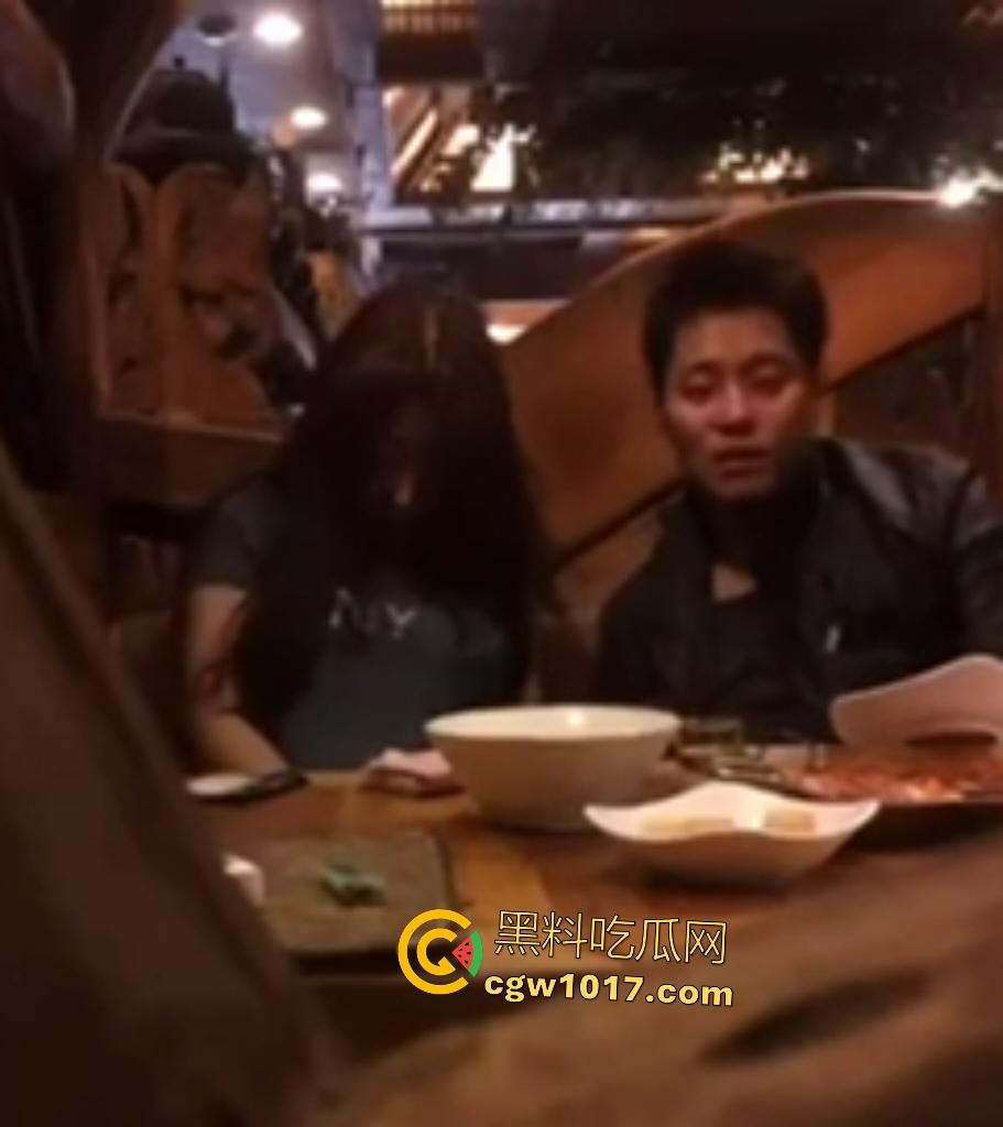 小情侣西餐厅内激情亲热被店长抓包,亲嘴摸奶后男友钻裙底直接舔逼,服务员拍肩喝止:想操去开房!