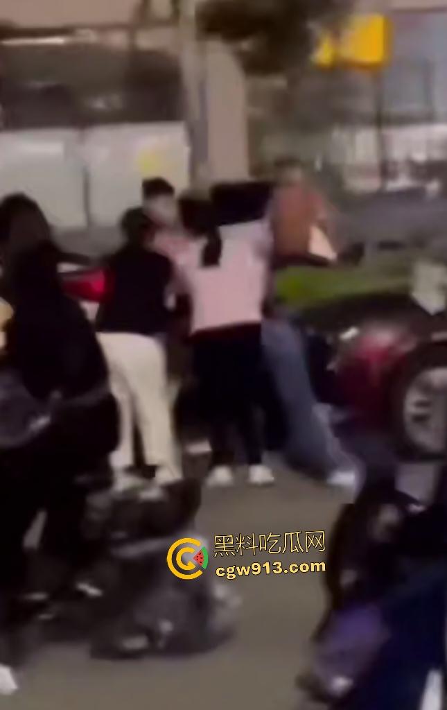 河南商丘乱伦被抓!婶婶勾搭外甥在车内翻云覆雨,家人到场抓奸打死渣男外甥,小男孩还护着禽兽老爸!