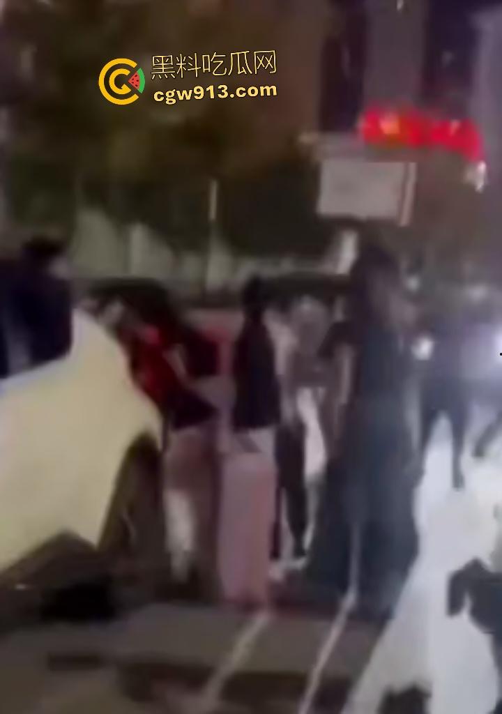 河南商丘乱伦被抓!婶婶勾搭外甥在车内翻云覆雨,家人到场抓奸打死渣男外甥,小男孩还护着禽兽老爸!