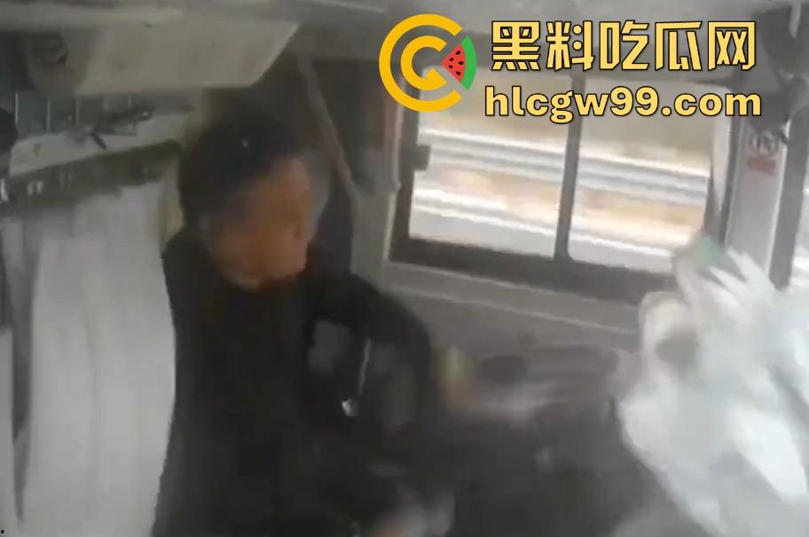 新余大巴司机分心玩脱,护栏拦不住,整车翻个底朝天,乘客经历现实版速度与激情!