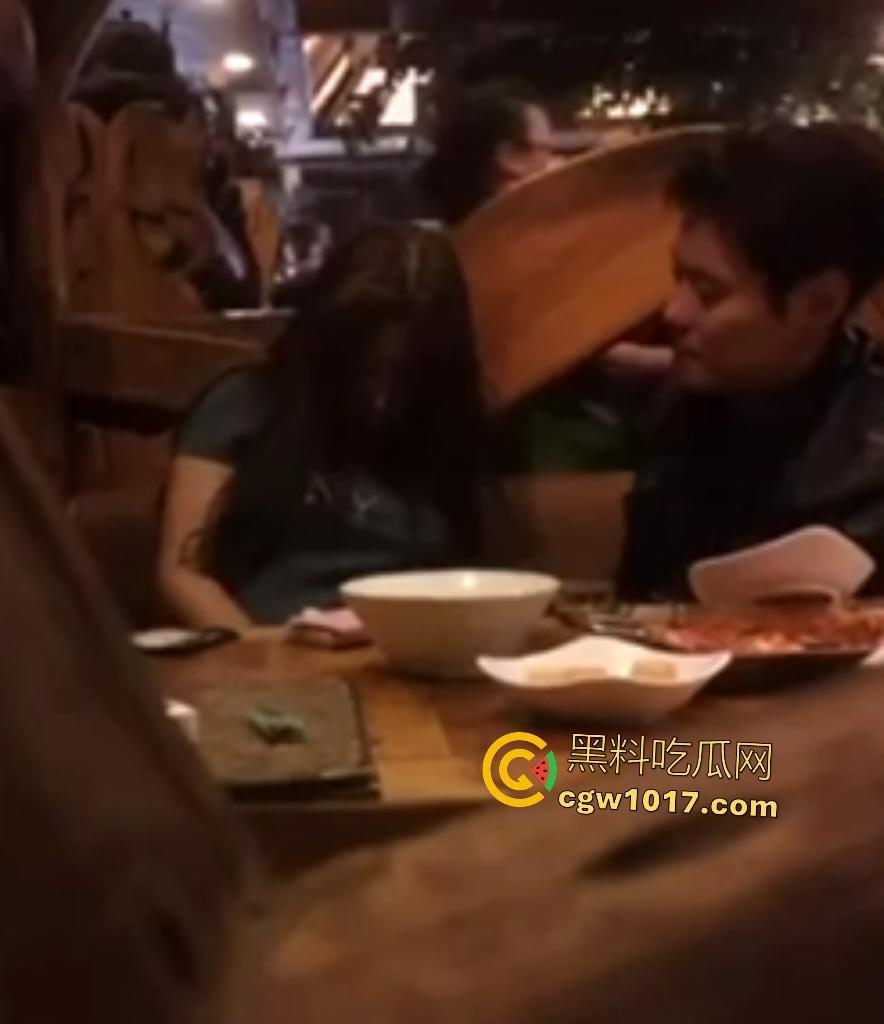 小情侣西餐厅内激情亲热被店长抓包,亲嘴摸奶后男友钻裙底直接舔逼,服务员拍肩喝止:想操去开房!