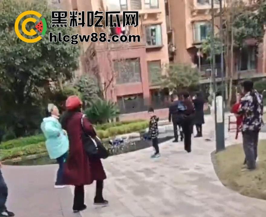 重庆渝北龙湖U城喷泉池变电击池，小孩戏水遭遇十万伏特狂电，现场惨叫连连，一死一伤家属哭晕！