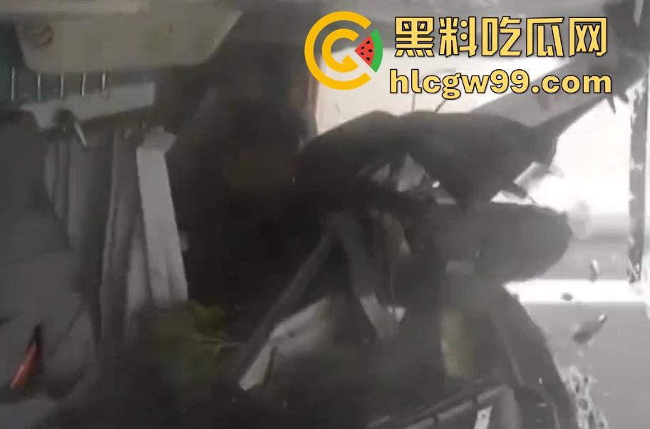 新余大巴司机分心玩脱,护栏拦不住,整车翻个底朝天,乘客经历现实版速度与激情!