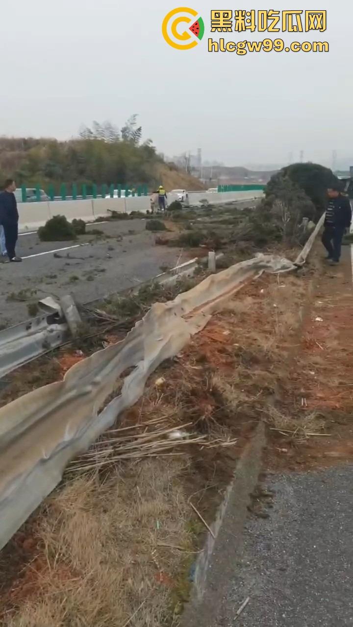 新余大巴司机分心玩脱,护栏拦不住,整车翻个底朝天,乘客经历现实版速度与激情!