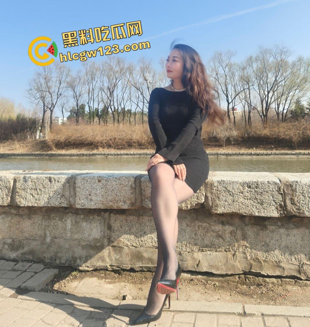 东北熟妇肥臀热烫黑丝包裹嫩穴,被弟弟狂草爽到命都要没了,还说再不射老公要回来了!