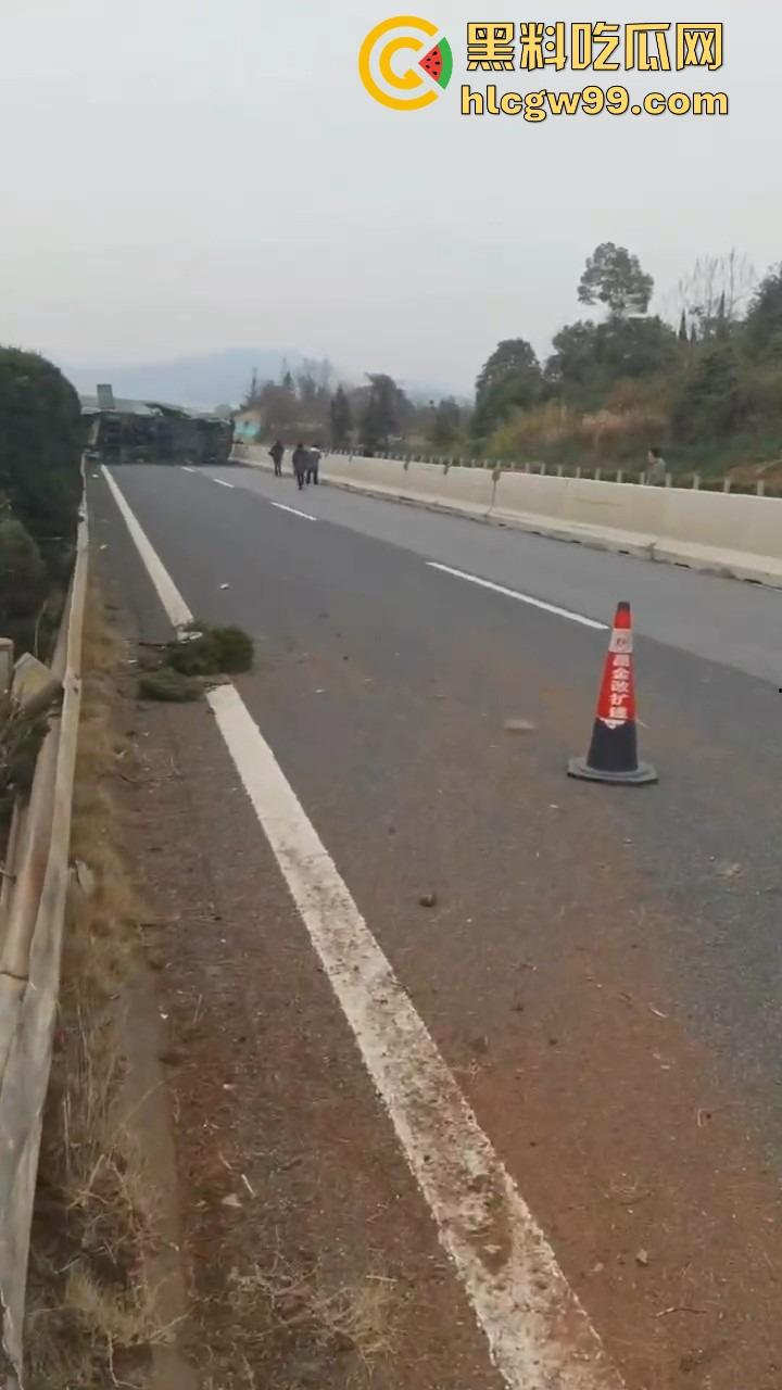 新余大巴司机分心玩脱,护栏拦不住,整车翻个底朝天,乘客经历现实版速度与激情!