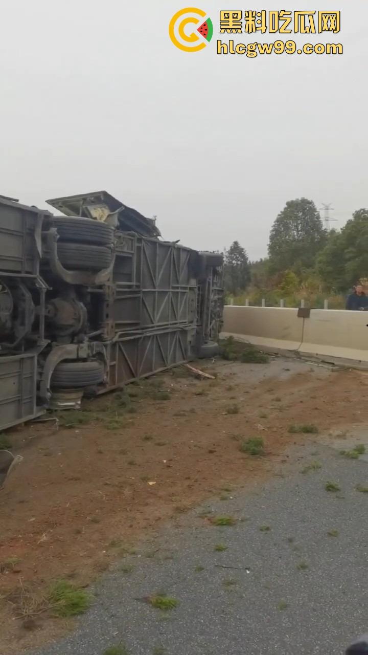 新余大巴司机分心玩脱,护栏拦不住,整车翻个底朝天,乘客经历现实版速度与激情!