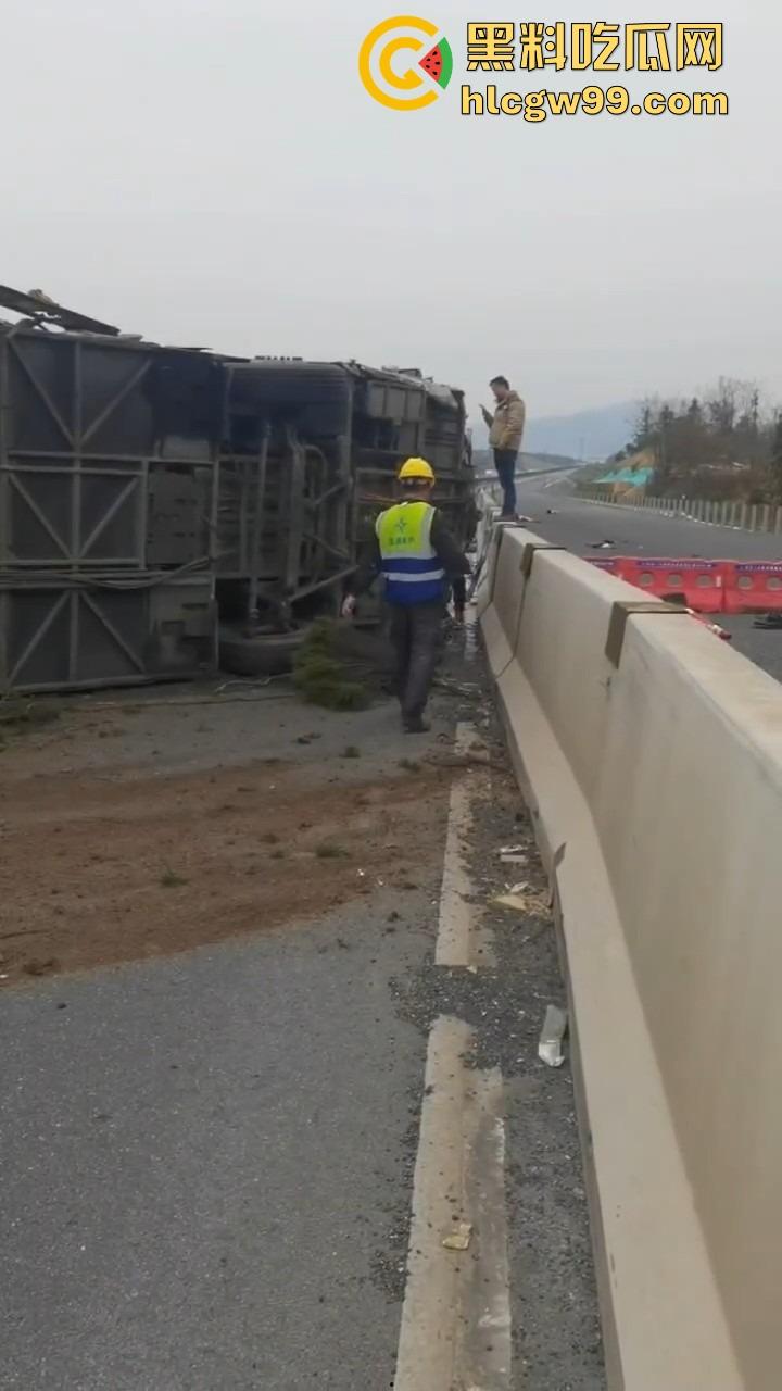 新余大巴司机分心玩脱,护栏拦不住,整车翻个底朝天,乘客经历现实版速度与激情!