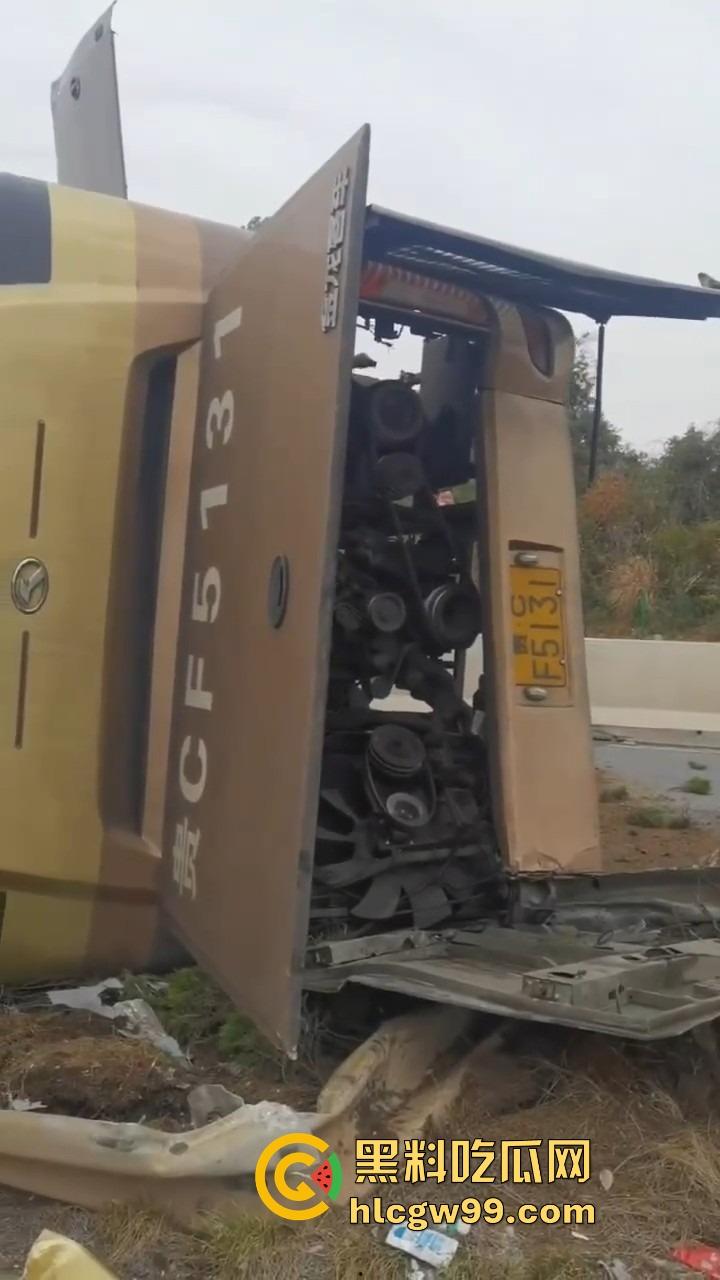 新余大巴司机分心玩脱,护栏拦不住,整车翻个底朝天,乘客经历现实版速度与激情!