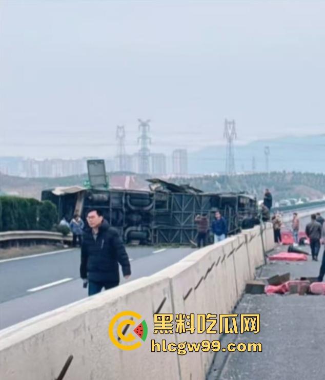 新余大巴司机分心玩脱,护栏拦不住,整车翻个底朝天,乘客经历现实版速度与激情!