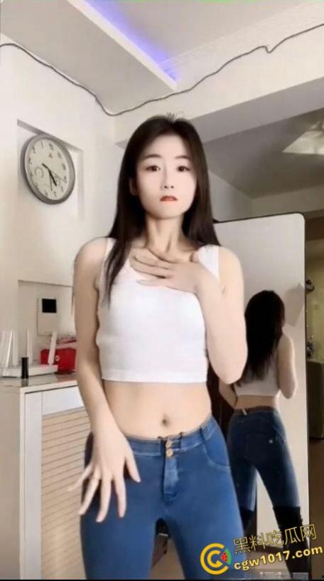 抖音绝美高颜值少妇【笑笑很甜】,骚舞视频流出,身材纤细性感妖娆,黑森林逼毛茂盛得像丛林!