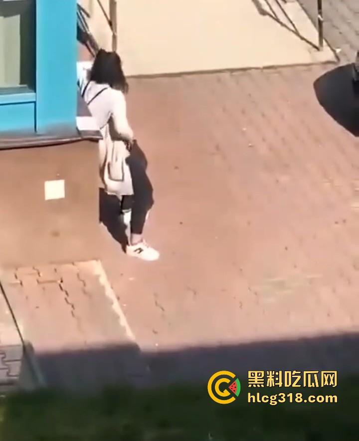 欧美大洋妞街上在线抠逼，不明原因的阴道瘙痒，眼看四下无人脱掉裤子自行止痒！