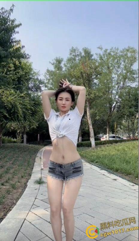 抖音绝美高颜值少妇【笑笑很甜】,骚舞视频流出,身材纤细性感妖娆,黑森林逼毛茂盛得像丛林!