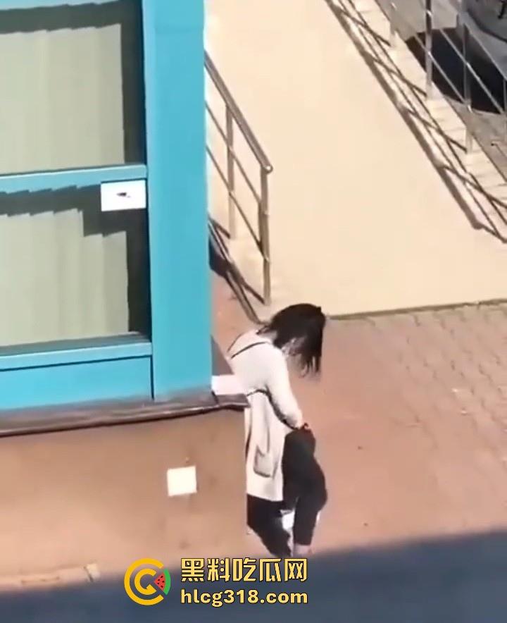 欧美大洋妞街上在线抠逼,不明原因的阴道瘙痒,眼看四下无人脱掉裤子自行止痒!