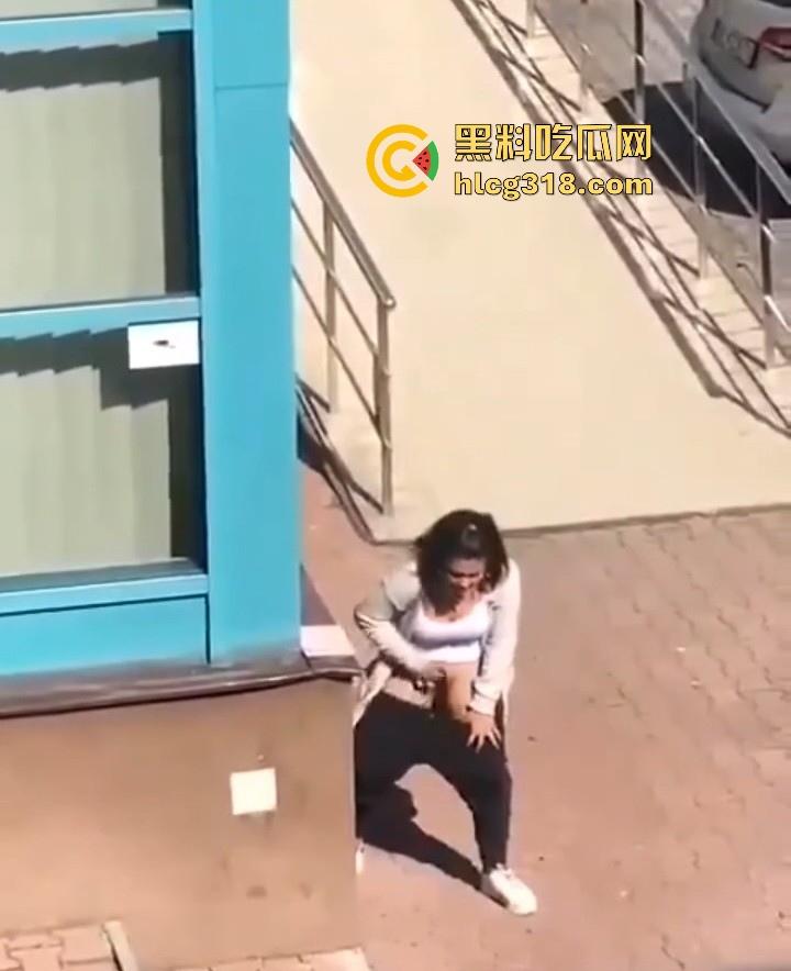 欧美大洋妞街上在线抠逼,不明原因的阴道瘙痒,眼看四下无人脱掉裤子自行止痒!