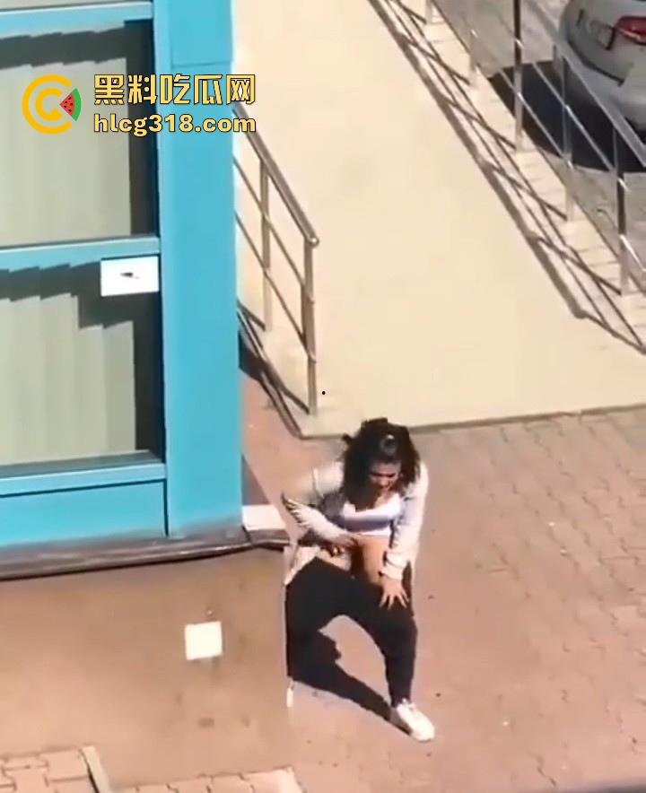 欧美大洋妞街上在线抠逼,不明原因的阴道瘙痒,眼看四下无人脱掉裤子自行止痒!