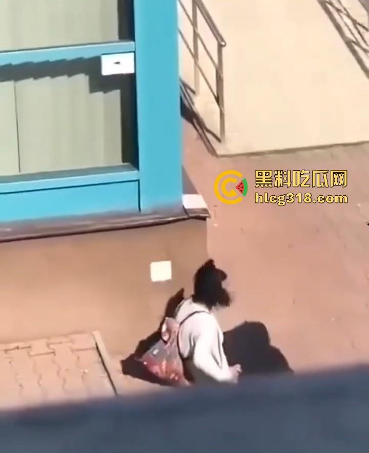 欧美大洋妞街上在线抠逼,不明原因的阴道瘙痒,眼看四下无人脱掉裤子自行止痒!