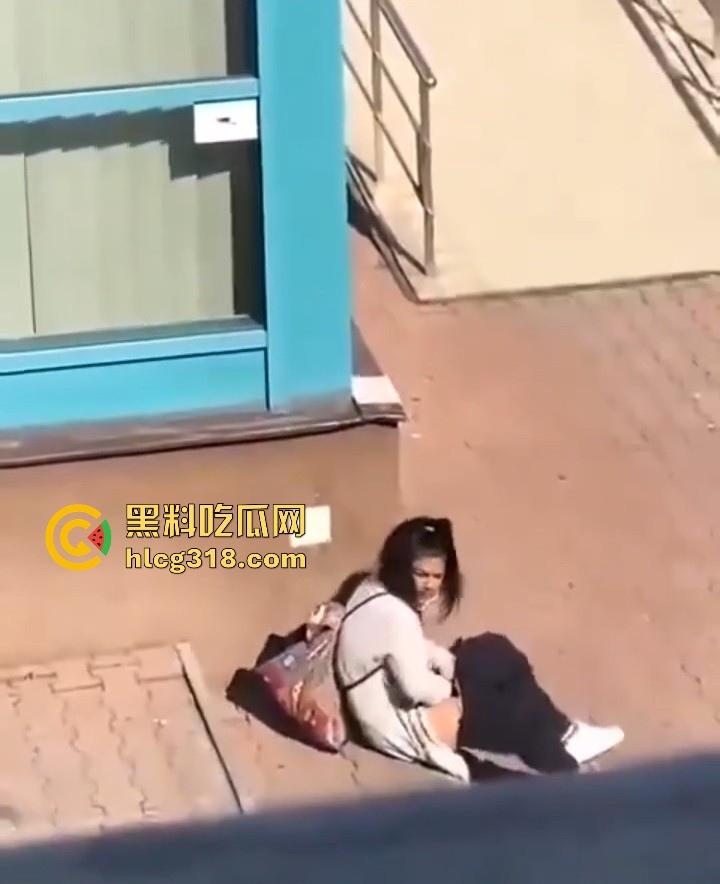 欧美大洋妞街上在线抠逼,不明原因的阴道瘙痒,眼看四下无人脱掉裤子自行止痒!