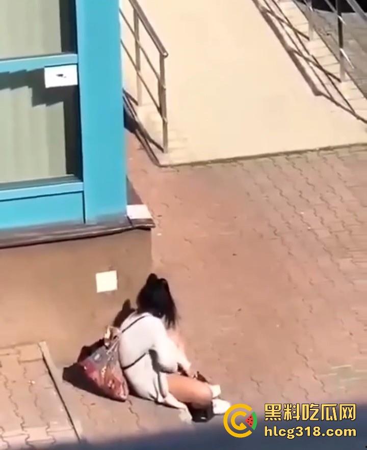 欧美大洋妞街上在线抠逼,不明原因的阴道瘙痒,眼看四下无人脱掉裤子自行止痒!