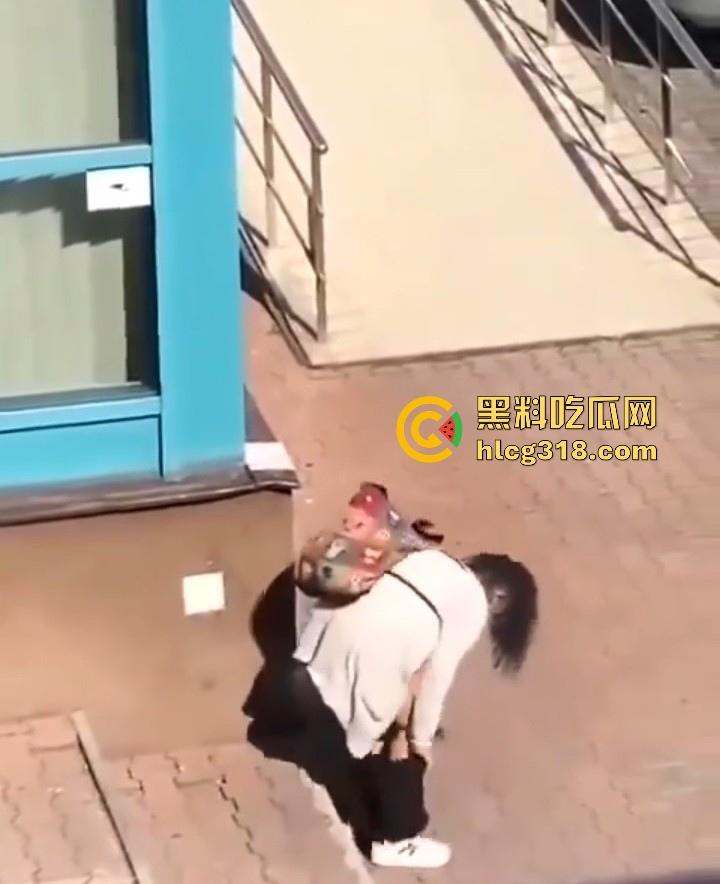 欧美大洋妞街上在线抠逼,不明原因的阴道瘙痒,眼看四下无人脱掉裤子自行止痒!