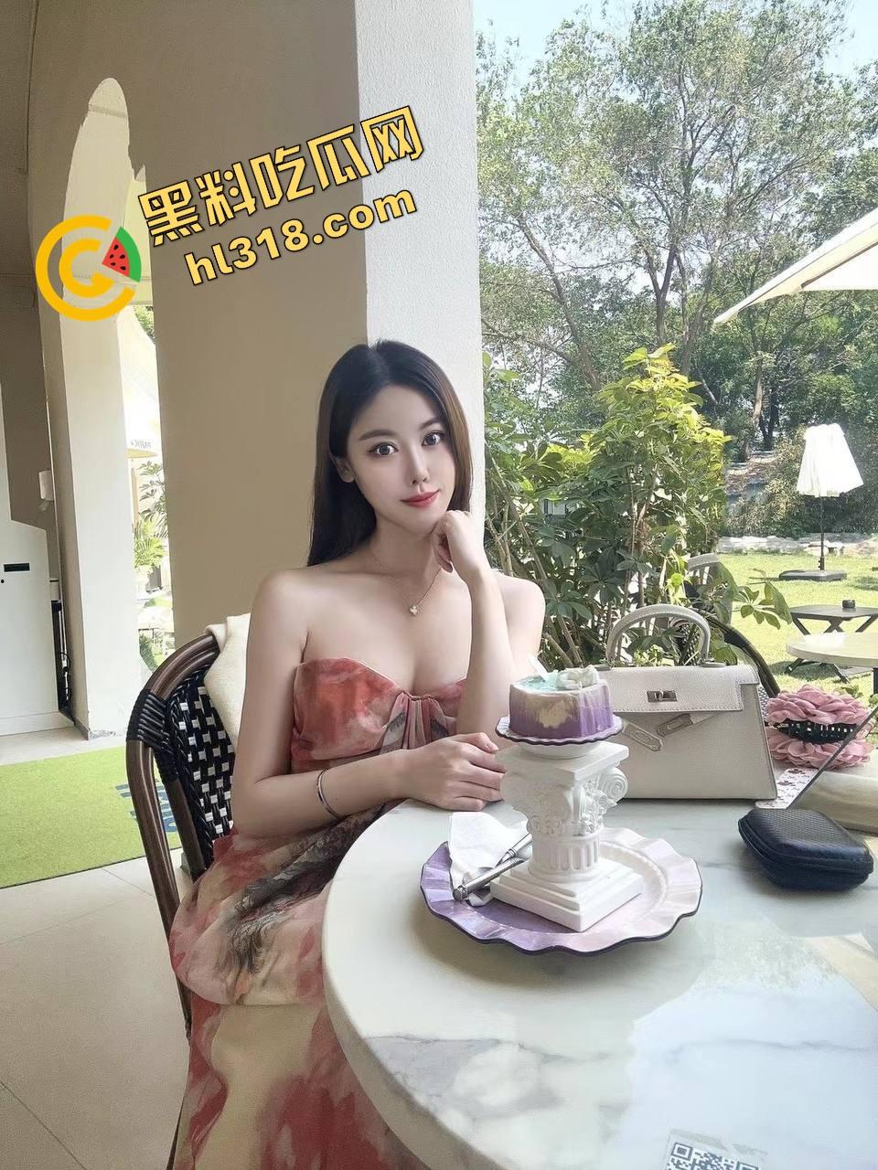 东北精神小妹带闺蜜霸凌妹子,直接让她给自己老弟口,口硬了还让处男老弟直接怼进去释放下!