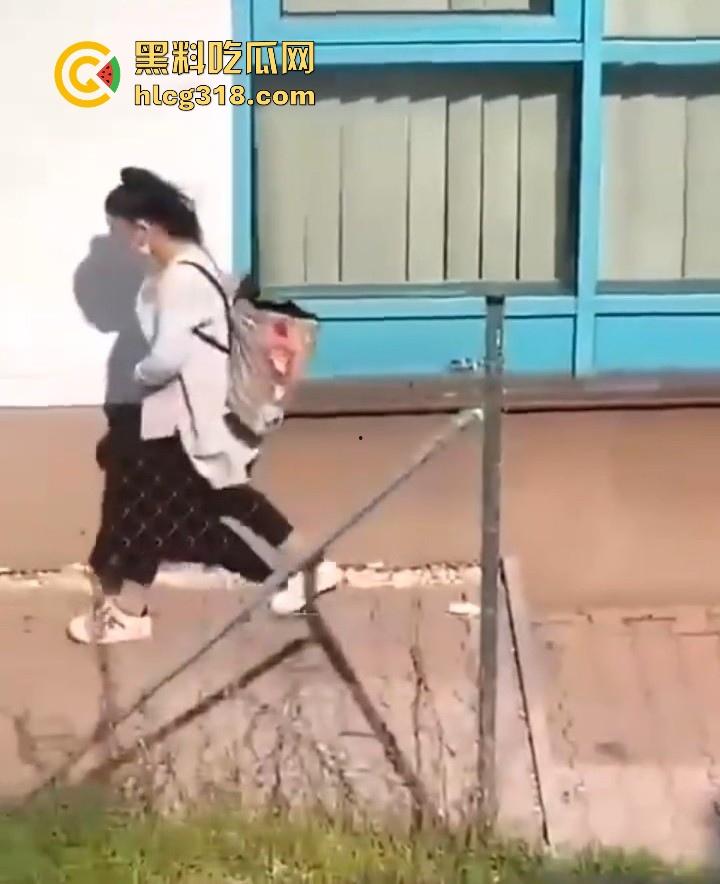 欧美大洋妞街上在线抠逼,不明原因的阴道瘙痒,眼看四下无人脱掉裤子自行止痒!