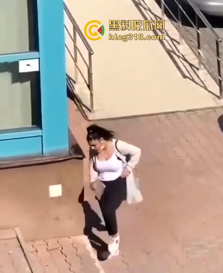 欧美大洋妞街上在线抠逼,不明原因的阴道瘙痒,眼看四下无人脱掉裤子自行止痒!