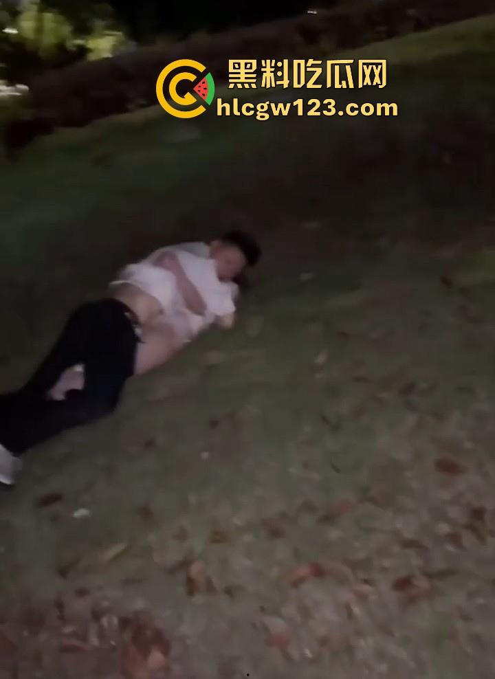 520浪漫野战翻车！情侣草地激情正嗨 老哥发现偷拍吓得秒起身 妹子手忙脚乱穿衣 屁股还露一半！