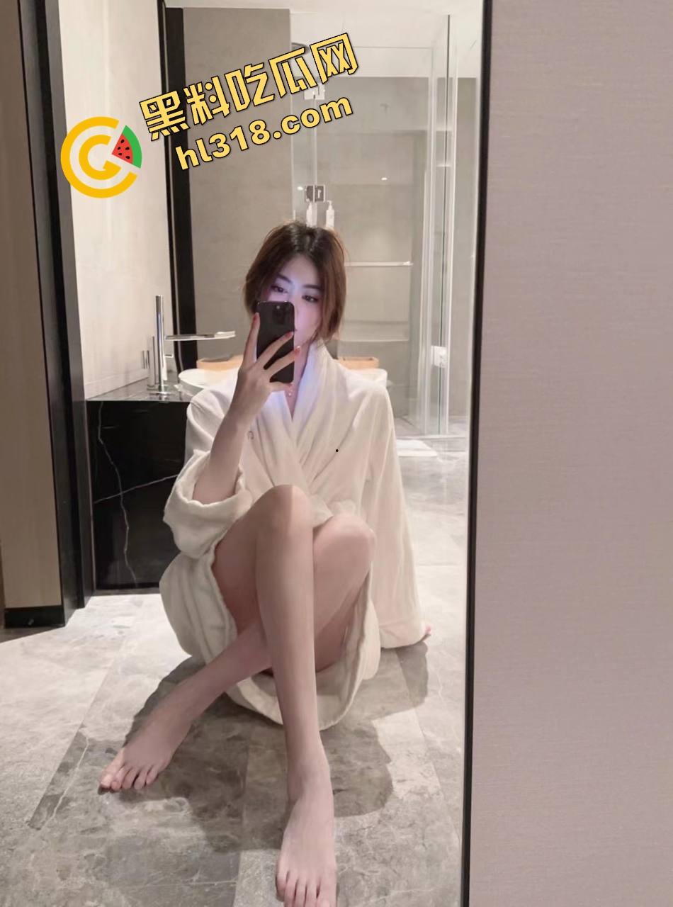 东北精神小妹带闺蜜霸凌妹子,直接让她给自己老弟口,口硬了还让处男老弟直接怼进去释放下!