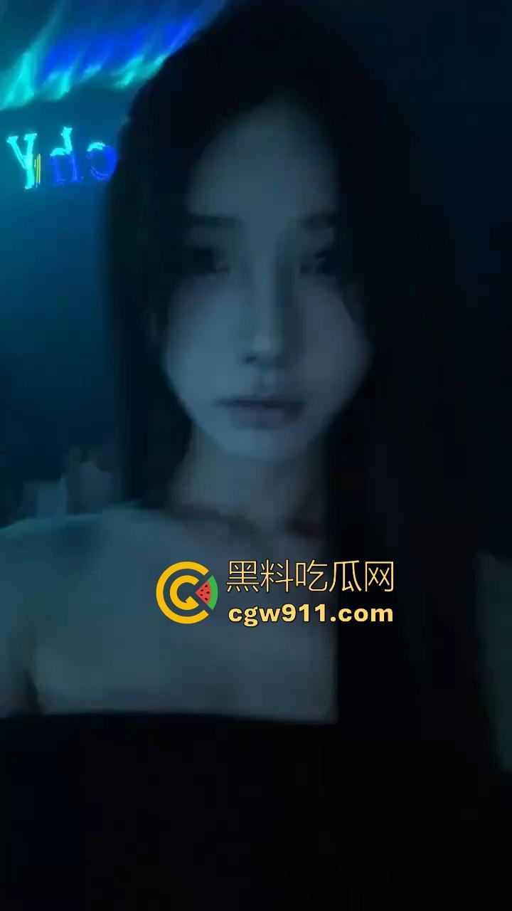杭州酒吧极品小公主【姜丽君】夜店女王甜美脸蛋，被带走酒店玩弄，对镜口交疯狂后入，极其淫荡！